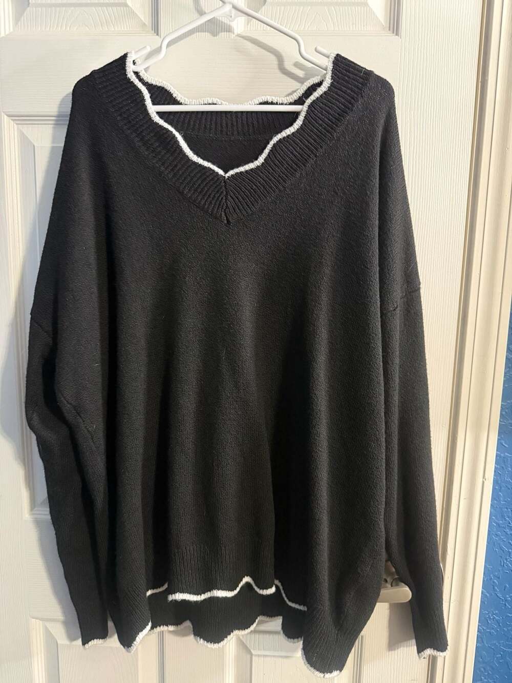 Black and White Contrast Trim V-Neck Pullover Sweater 5XL